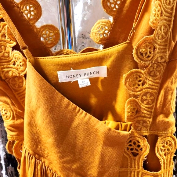 HONEY PUNCH EYELET SUNKISS DRESS 💛 YELLOW - Picture 6 of 6